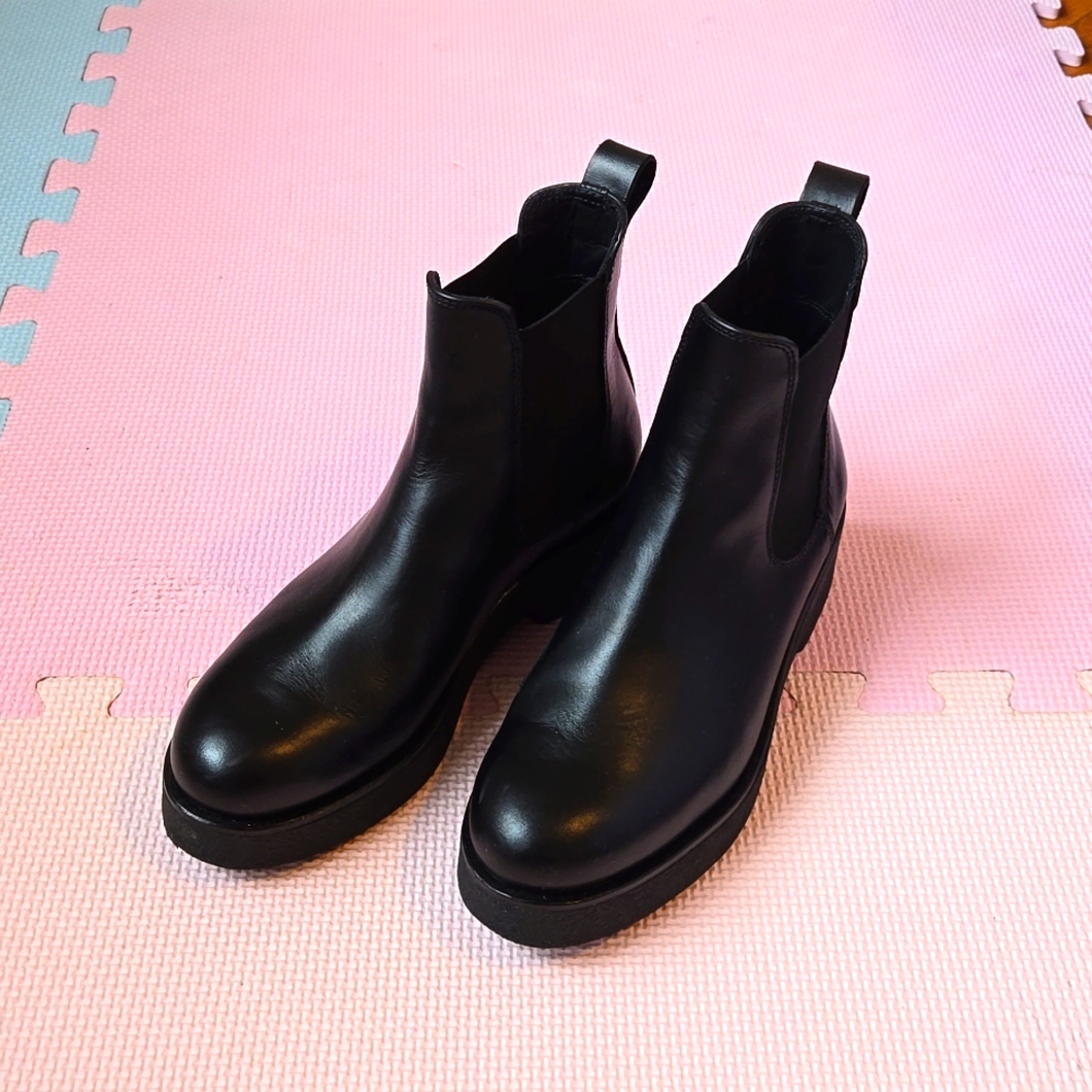 KOIO boots, Size US7